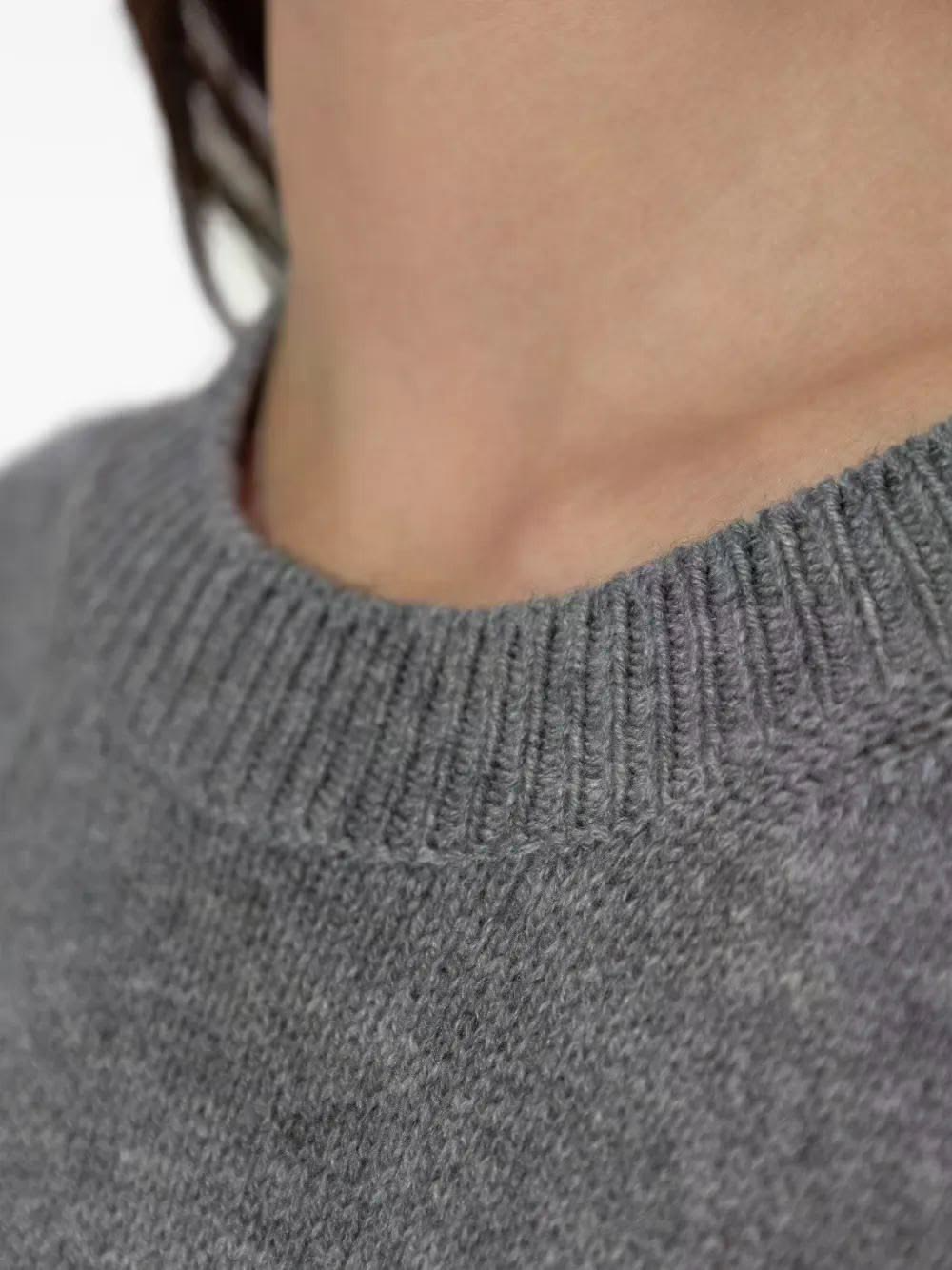 Neckband detail